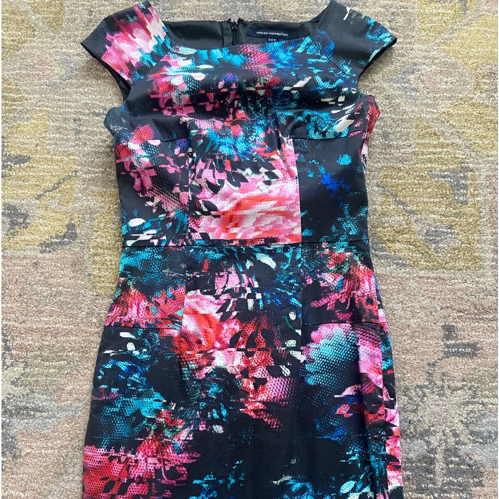 Used French connection size 8 fitted cocktail dress. Vibrant colors.